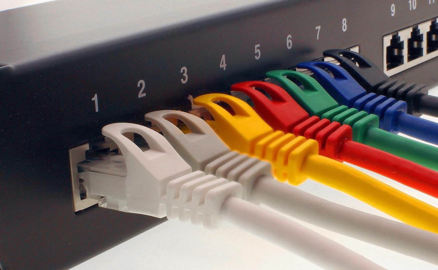 Beyaz, gri, sarı, kırmızı, yeşil, mavi ve siyah RJ45 kabloların numaralı patch panel bağlantısı